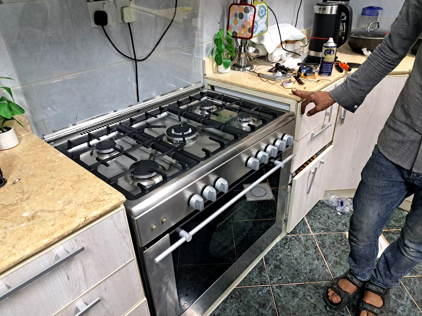 صيانة فرن غاز داخل موقع عميل في الرياض