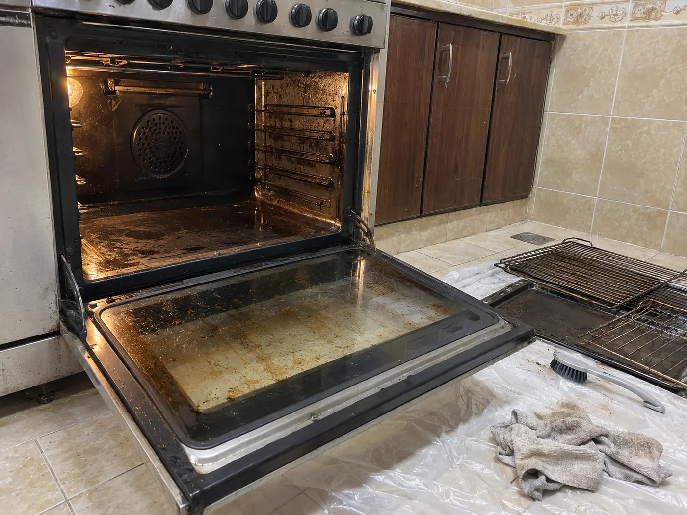 تنظيف فرن في مطبخ سعودي